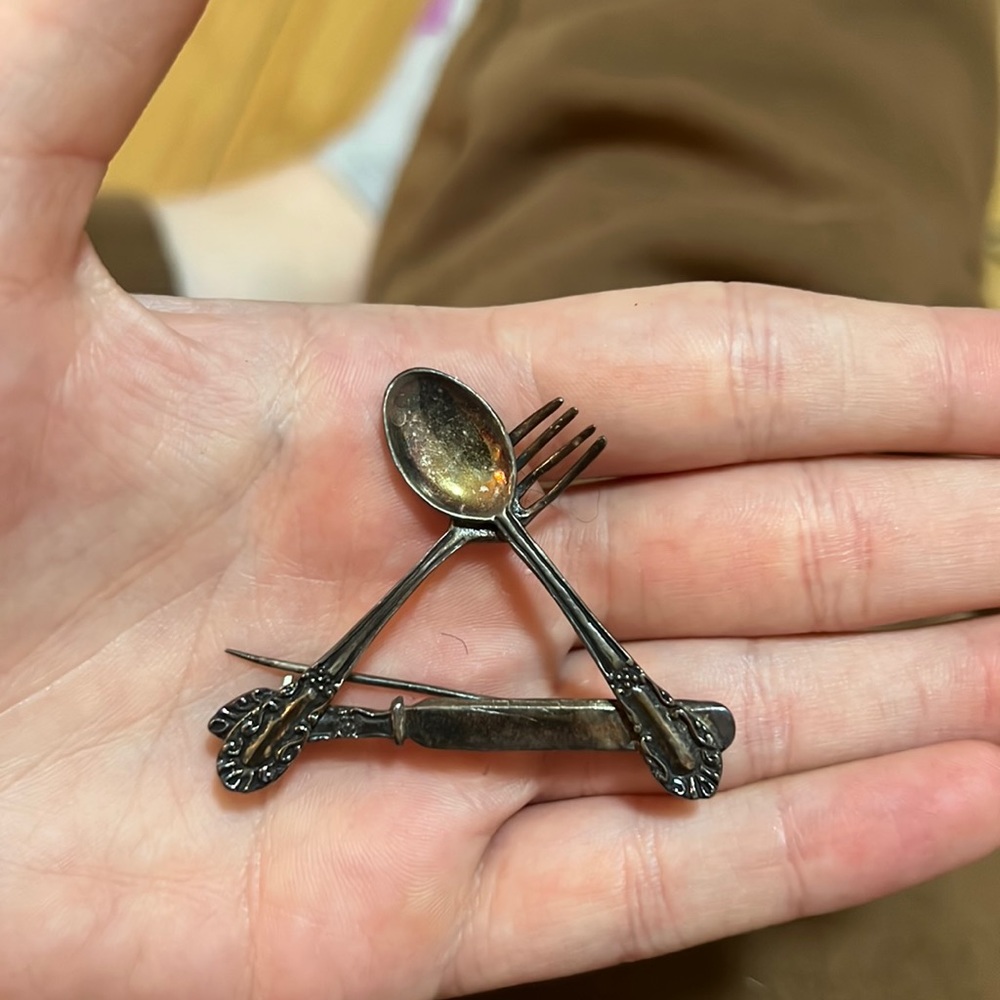 Fork and spoon brooch
